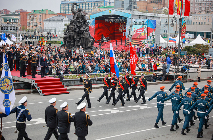 Олег Кожемяко поприветствовал участников парада в честь Дня Победы в Приморье.