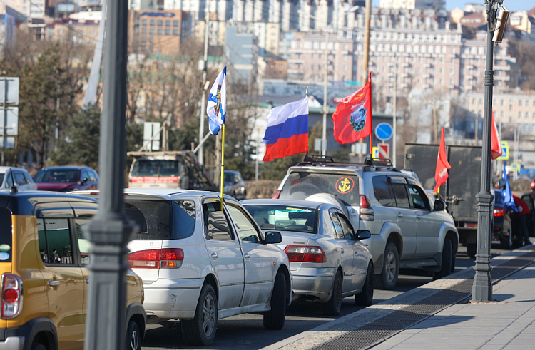 День Конституции РФ отметили масштабным автопробегом в Приморье.