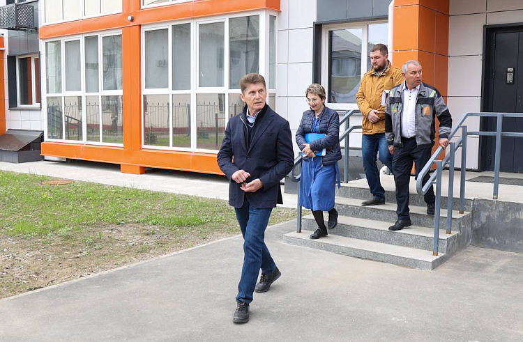 Губернатор Приморья осмотрел новый жилой комплекс в Спасске-Дальнем.