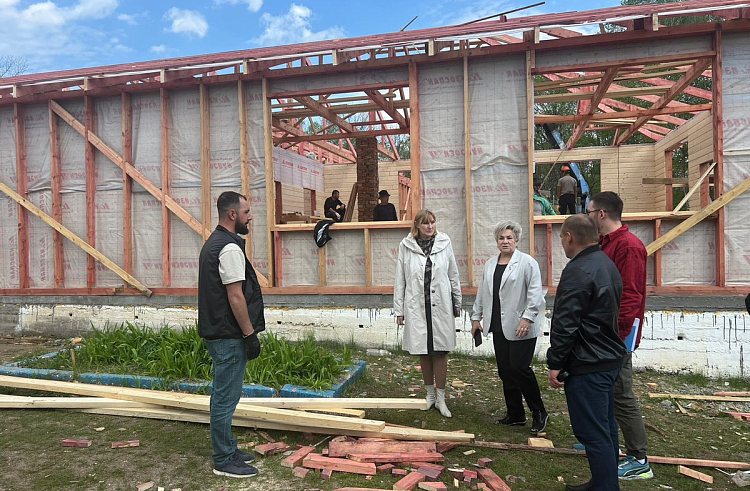Министр образования Приморья проинспектировала ход ремонта в детском лагере «Надежда».