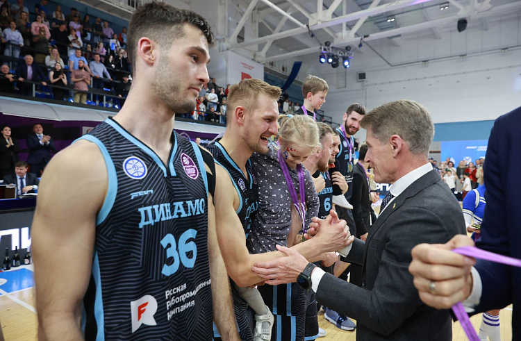 Бело-синий – самый сильный: баскетбольное «Динамо» из Приморья – победитель Суперлиги.