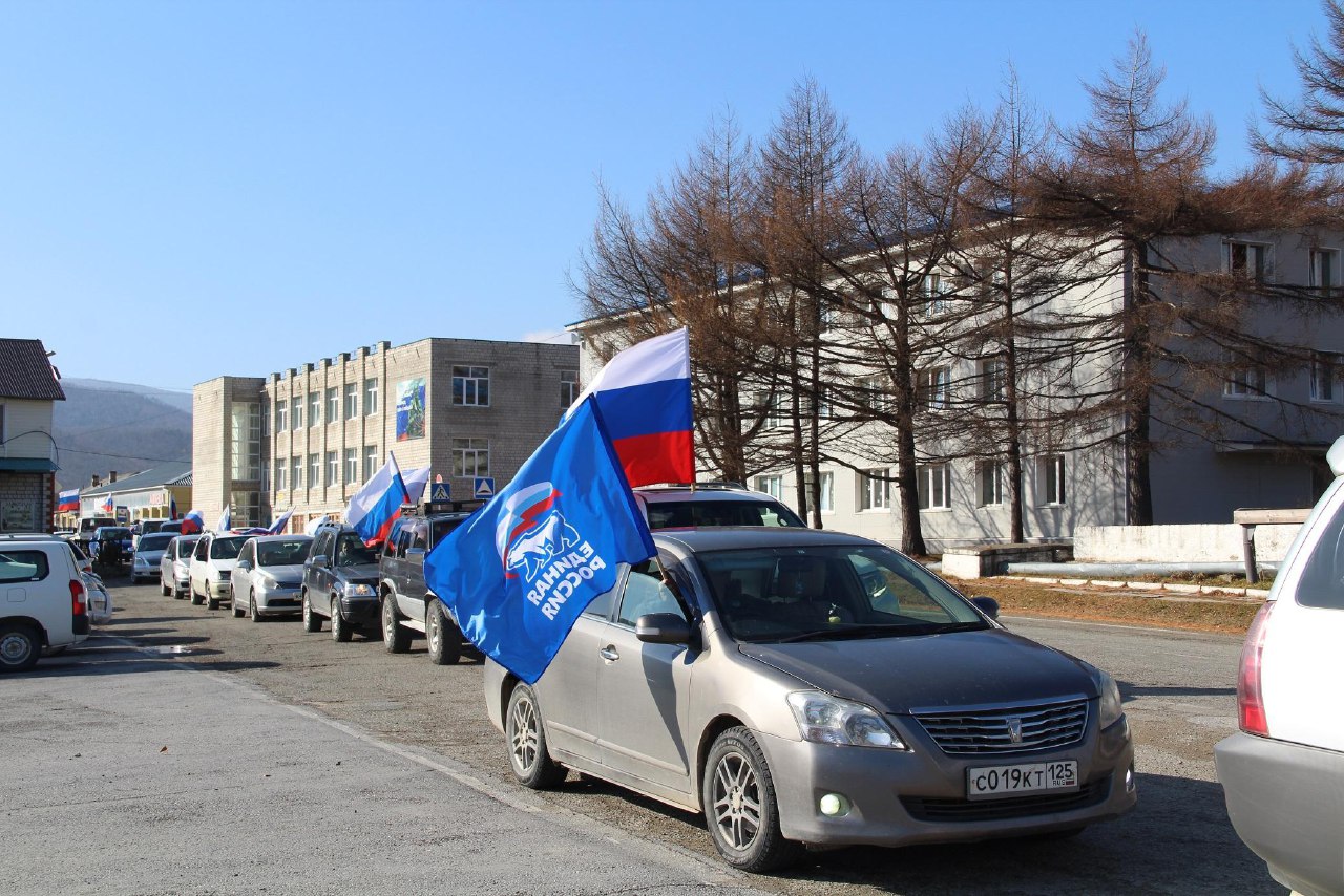 Сегодня, накануне одного из важнейших государственных праздников России - Дня народного единства, в посёлке Терней состоялся автопробег..