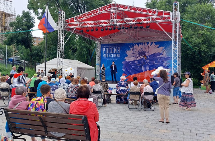 20 интерактивных концертов проведут солисты краевой филармонии в городах и селах Приморья.