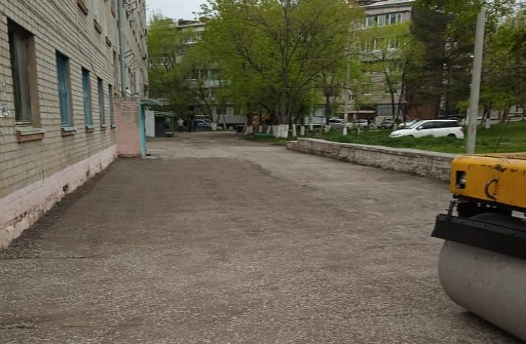 Придомовые территории благоустраивают в приморском Новошахтинске.