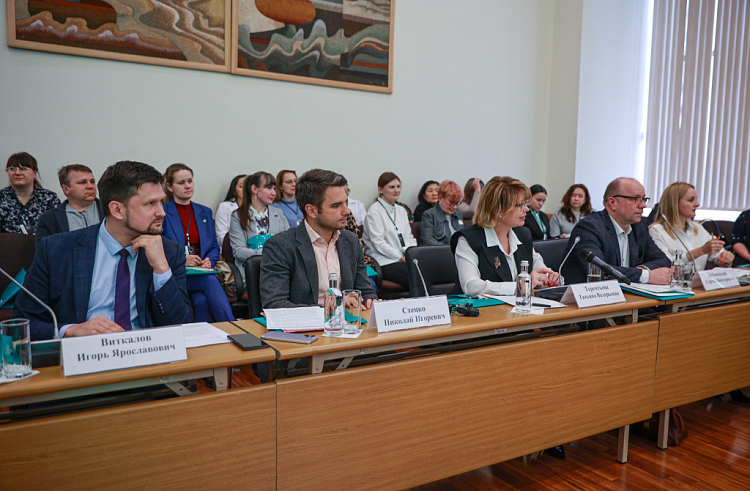 Профессиональное развитие молодежи обсудили в Приморье.