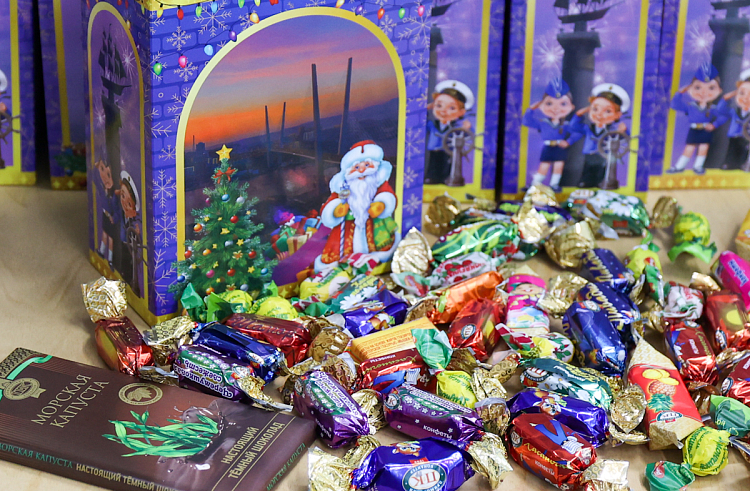 Сладкие подарки к Новому году подготовили в Приморье для бойцов спецоперации и детей Донбасса.