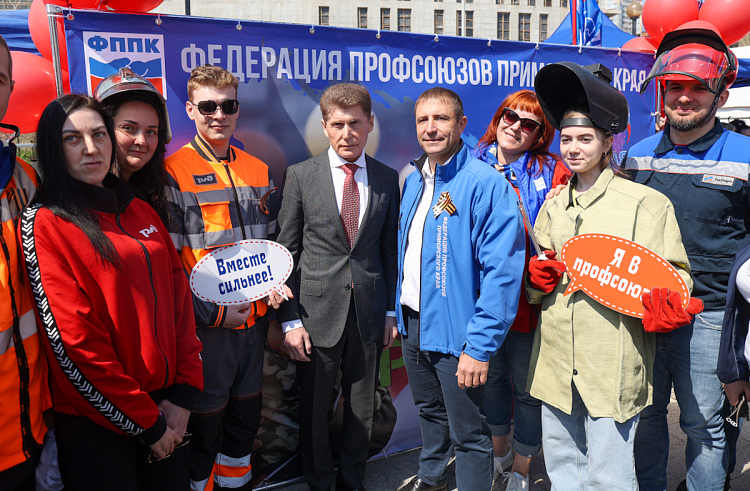Олег Кожемяко поздравил приморцев с Первомаем.