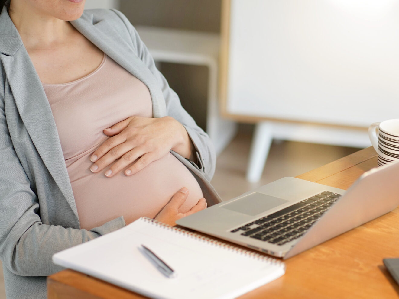 Свыше 2 тысяч приморских женщин получили пособие по беременности и родам с начала года.