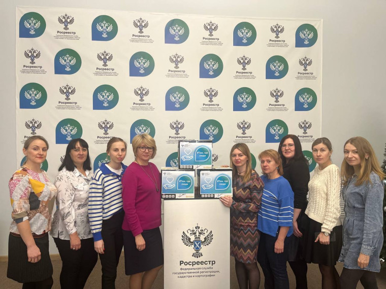 Сотрудники Приморского Росреестра собрали   гуманитарную помощь для бойцов СВО.