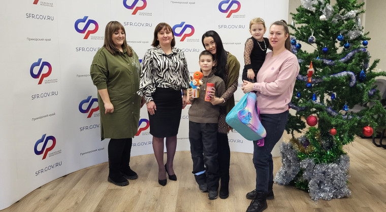 Желания пяти детей в Приморье исполнили сотрудники регионального Отделения Социального фонда России.
