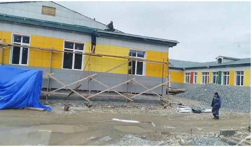 Продолжается строительство  школы  в п. Светлая.